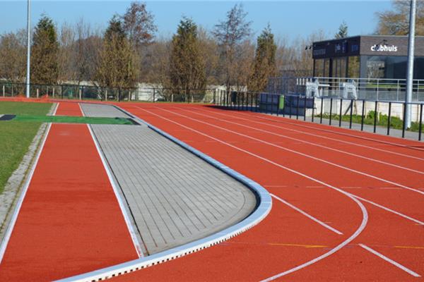 Aanleg sportpark met kunststof atletiekpiste in PU, natuurgras voetbalveld, multisport en Finse piste - Sportinfrabouw NV